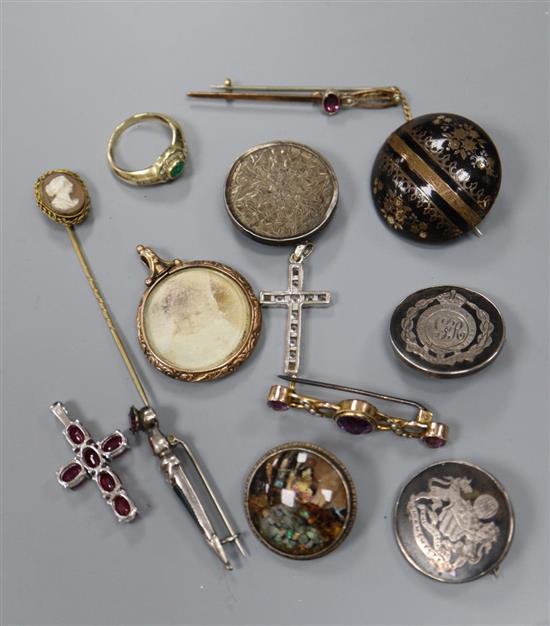 Mixed jewellery including two 9ct bar brooches, 585 pendant and ring, tortoiseshell pique brooch, 9ct white gold pendant, etc.